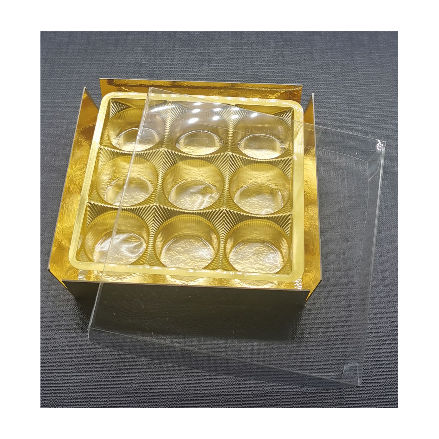 Neun Trüffelpralinen Alkoholfrei:2x Panna Cotta, 2x Pistazie, 3x Erdbeere & 2x Orange im ´er
Präsentkarton in Gold 25 Stück pro VPE