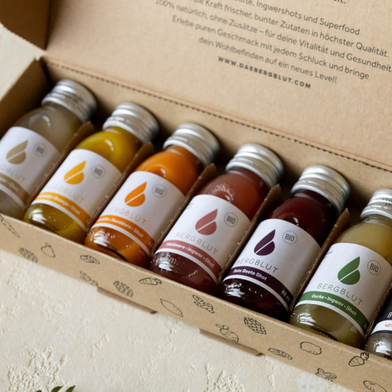 Saison-Shotbox mit 7 Bio Bergblut Shots 60ml
Gestaltung in Ihrem Wunschdesign möglich*
*Mindestbestellmenge 250 Stück, Produktionszeit 4 Wochen
