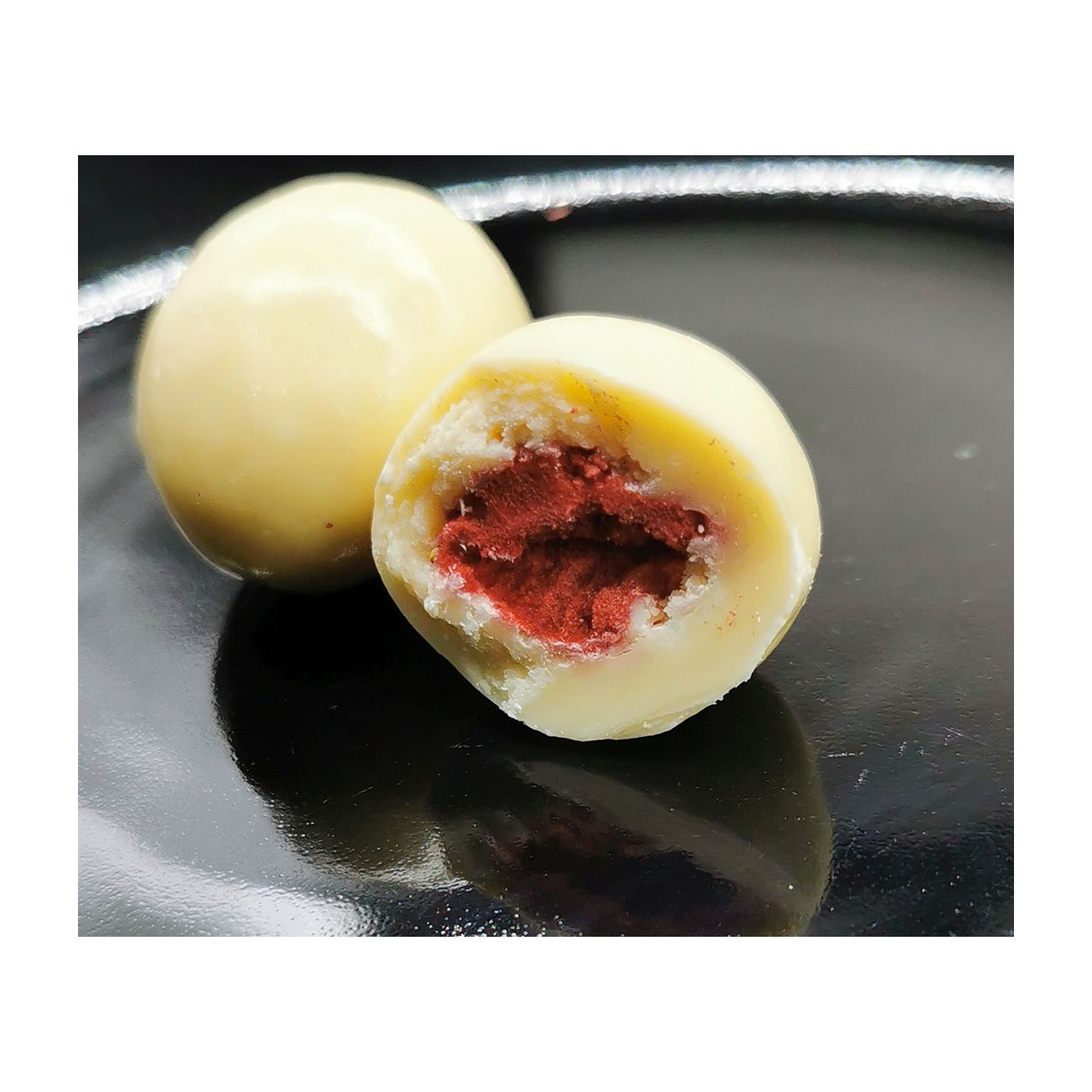 Erdbeeren gefriergetrocknet in weißer Joghurt-Schokolade. 
Im Karton 4 kg