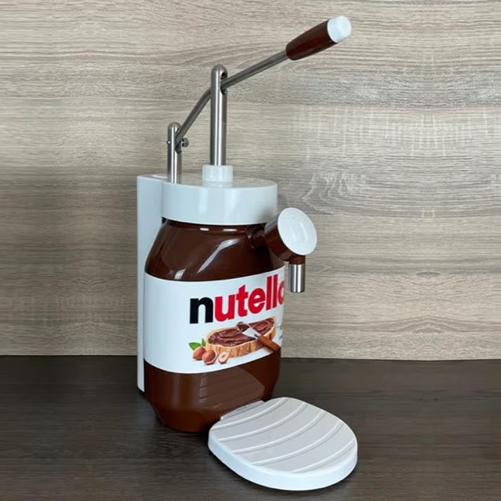 1x Manueller Dispenser inklusive 6kg Nutella-Nachfüll-Portionsbeutel 1x Manueller Dispenser inklusive 6kg Nutella-Nachfüll-Portionsbeutel