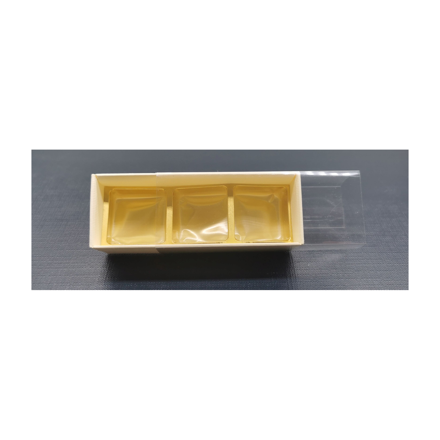 Drei Trüffelpralinen Alkoholfrei:
Panna Cotta, Pistazie und Erdbeere
im 3´er Präsentkarton in creme
25 Pack pro Karton